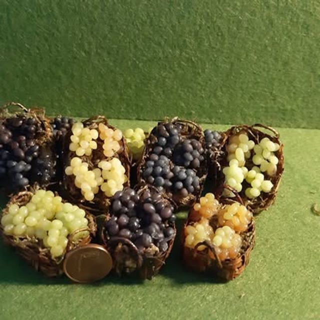 Set di cestini con grappoli d'uva bianca e nera in miniatura