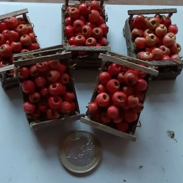 Set di cassette in legno con piccole mele rosse dalla finitura lucida