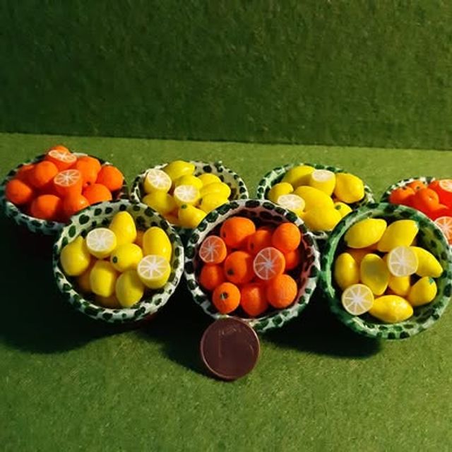 Ciotole decorate a pois con arance e limoni tagliati in miniatura