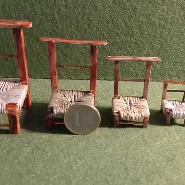 Set di sedie in legno con schienale a due semplici montanti