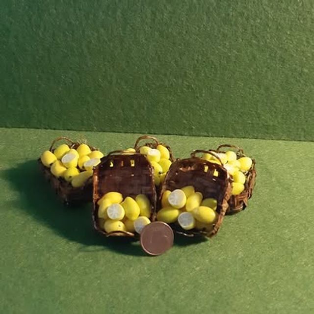Set di cestini con piccoli limoni gialli in miniatura