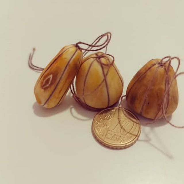 Tre piccole zucche legate con spago, in miniatura
