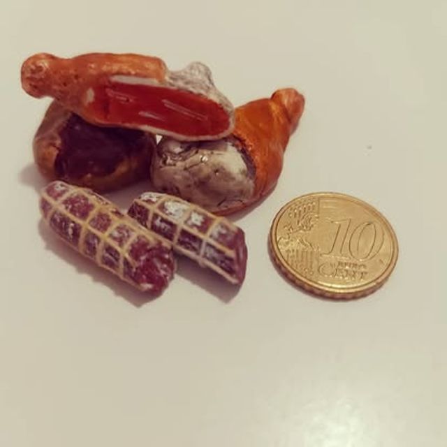 Cornetti di pane farciti e piccoli salumi in miniatura