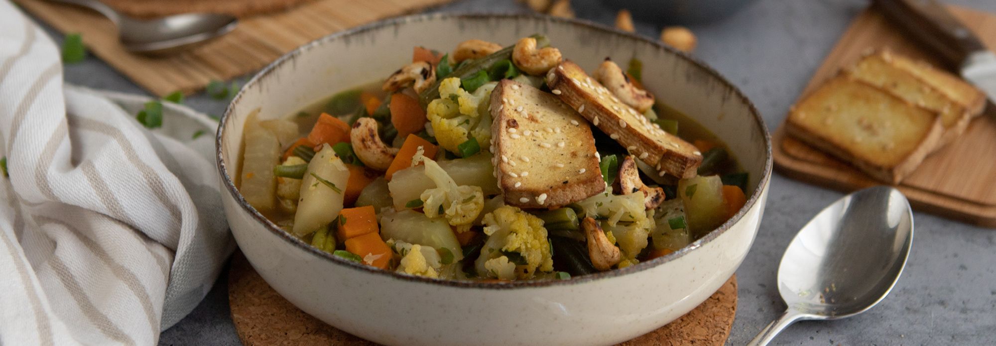 Gemüseeintopf mit Mandel-Sesam-Tofu