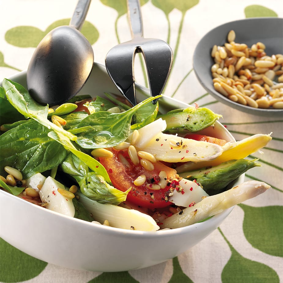 Spargel-Spinat-Salat mit Ziegenkäse, Paradeiser und gerösteten ...