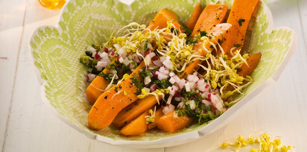 Glasierte Karotten mit Radieschenvinaigrette und Radieschensprossen