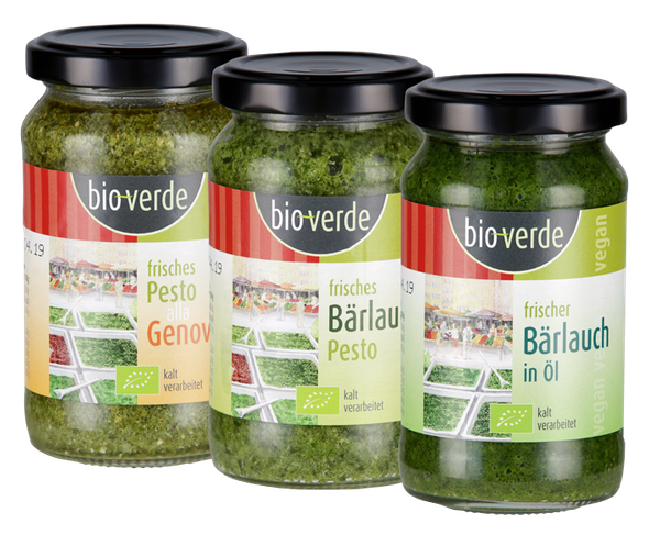 Frisches Bio-Pesto oder -Kräuter in Öl