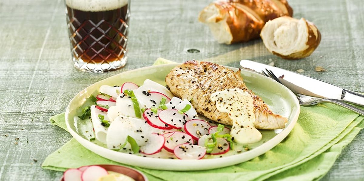 Putensteaks in Biermarinade mit Rettichsalat und Senfdip | biomarkt.de