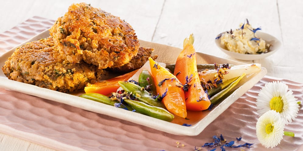 Blüten-Kräuterbutter mit Sommergemüse und Dinkelpuffer