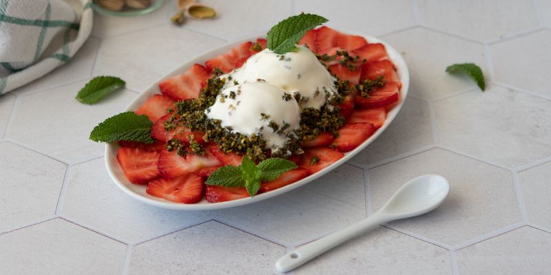 Erdbeer-Carpaccio mit süßem Pistazien-Pesto und Vanilleeis | denns ...