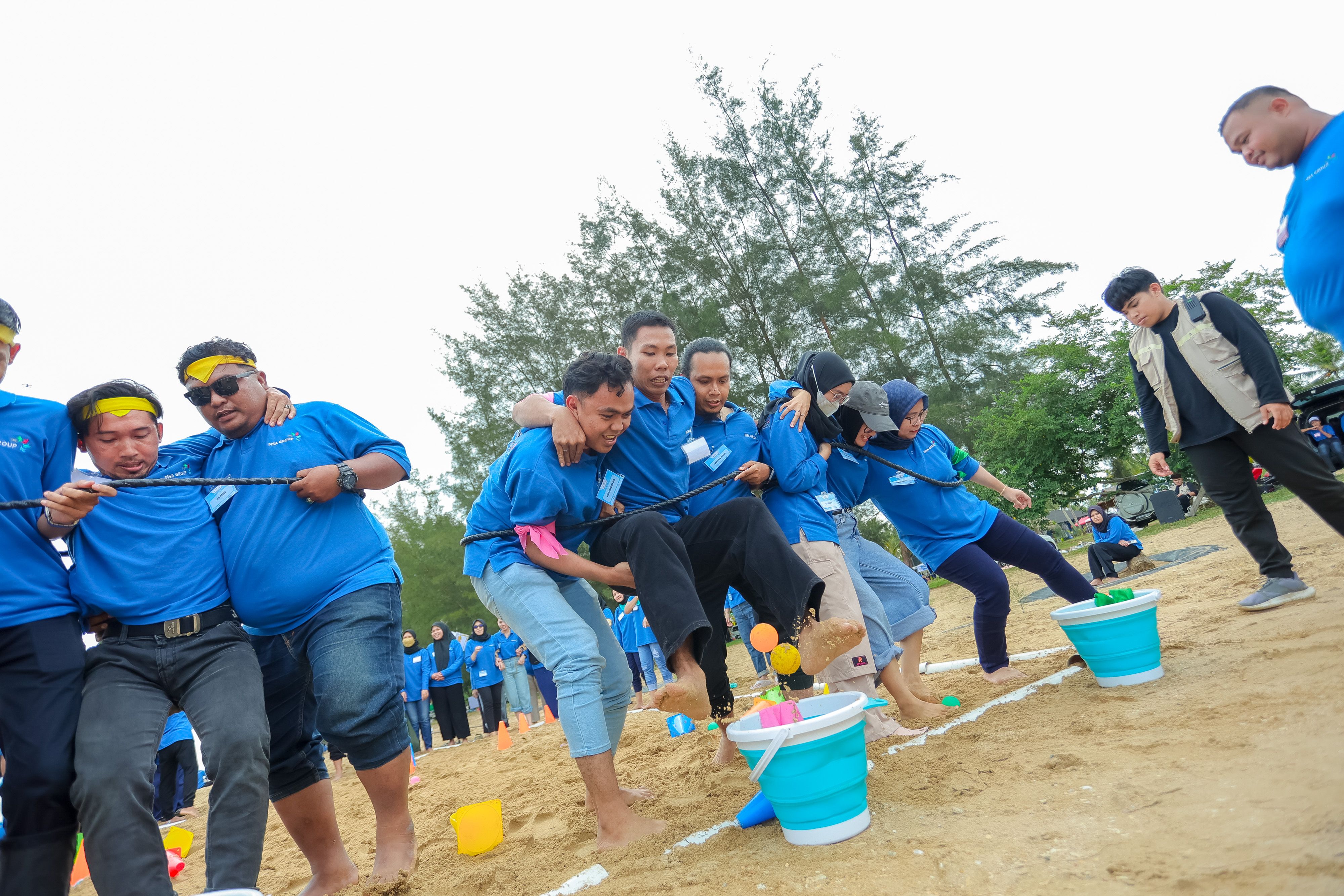 Peserta outbound training dari perusahaan mengikuti sesi team building bersama fasilitator Jawsika di area terbuka Kalimantan Timur