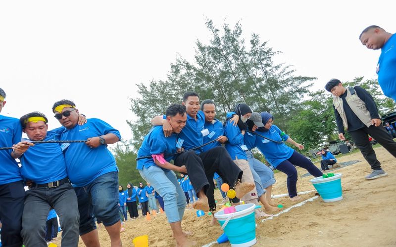 Peserta outbound training dari perusahaan mengikuti sesi team building bersama fasilitator Jawsika di area terbuka Kalimantan Timur