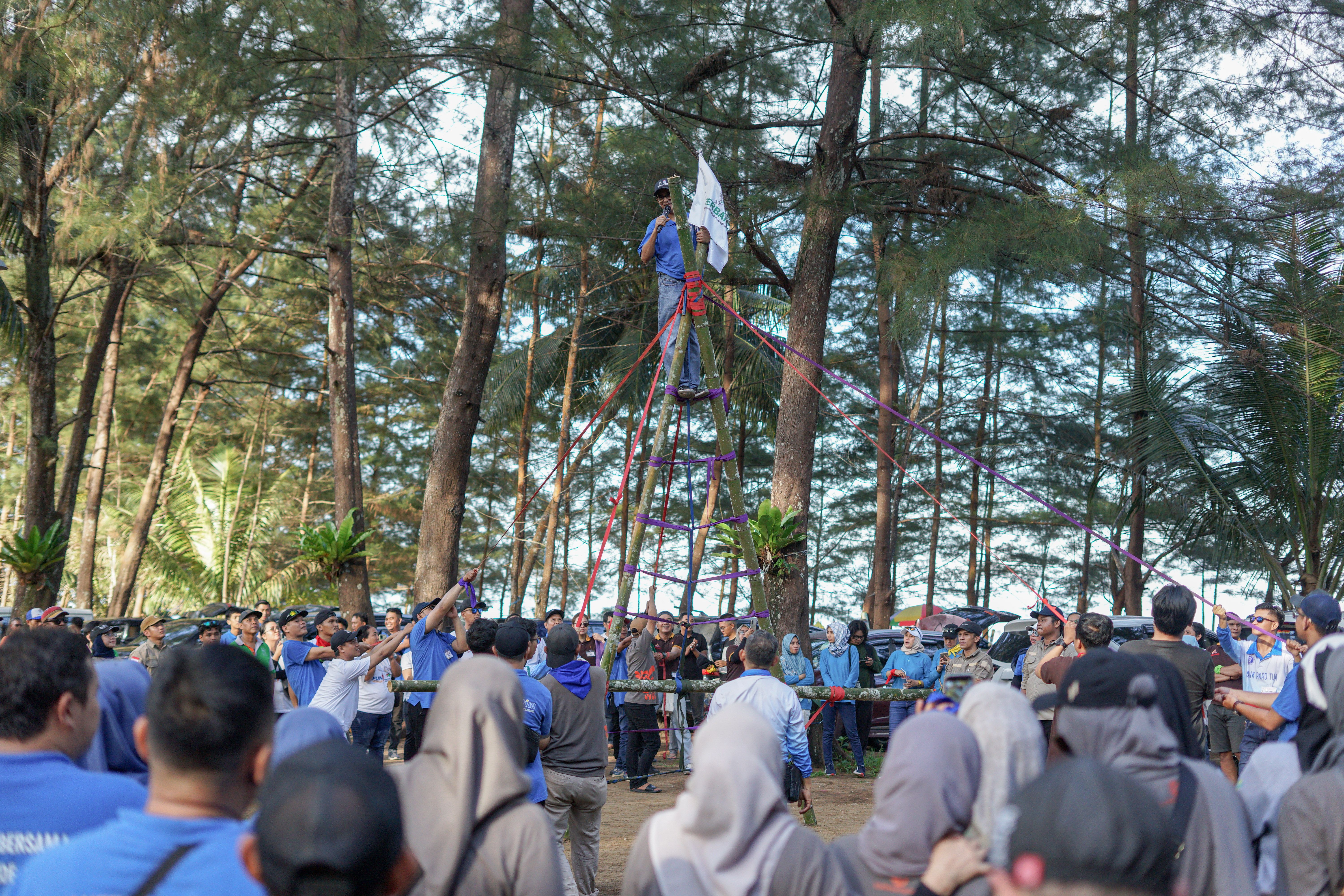 Dokumentasi kegiatan corporate gathering dan outbound training Jawsika bersama peserta karyawan di venue Kalimantan Timur