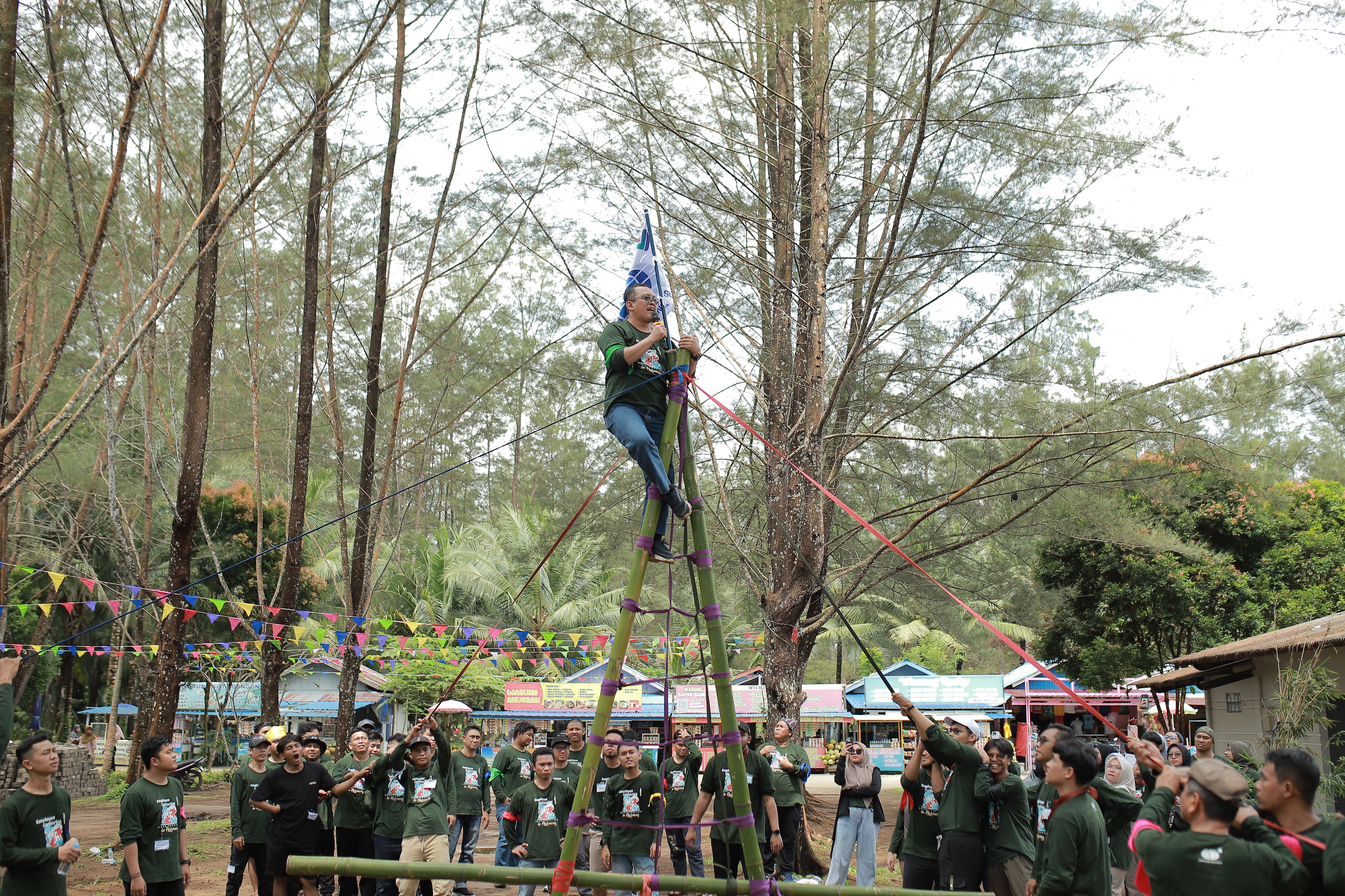 Dokumentasi kegiatan outbound training Jawsika bersama peserta gathering perusahaan saat mengikuti aktivitas team building di area terbuka untuk membangun kekompakan tim