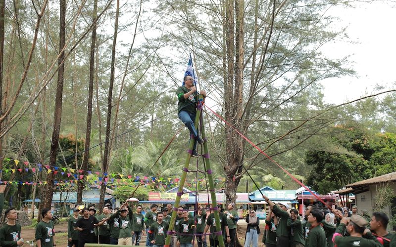 Dokumentasi kegiatan outbound training Jawsika bersama peserta gathering perusahaan saat mengikuti aktivitas team building di area terbuka untuk membangun kekompakan tim