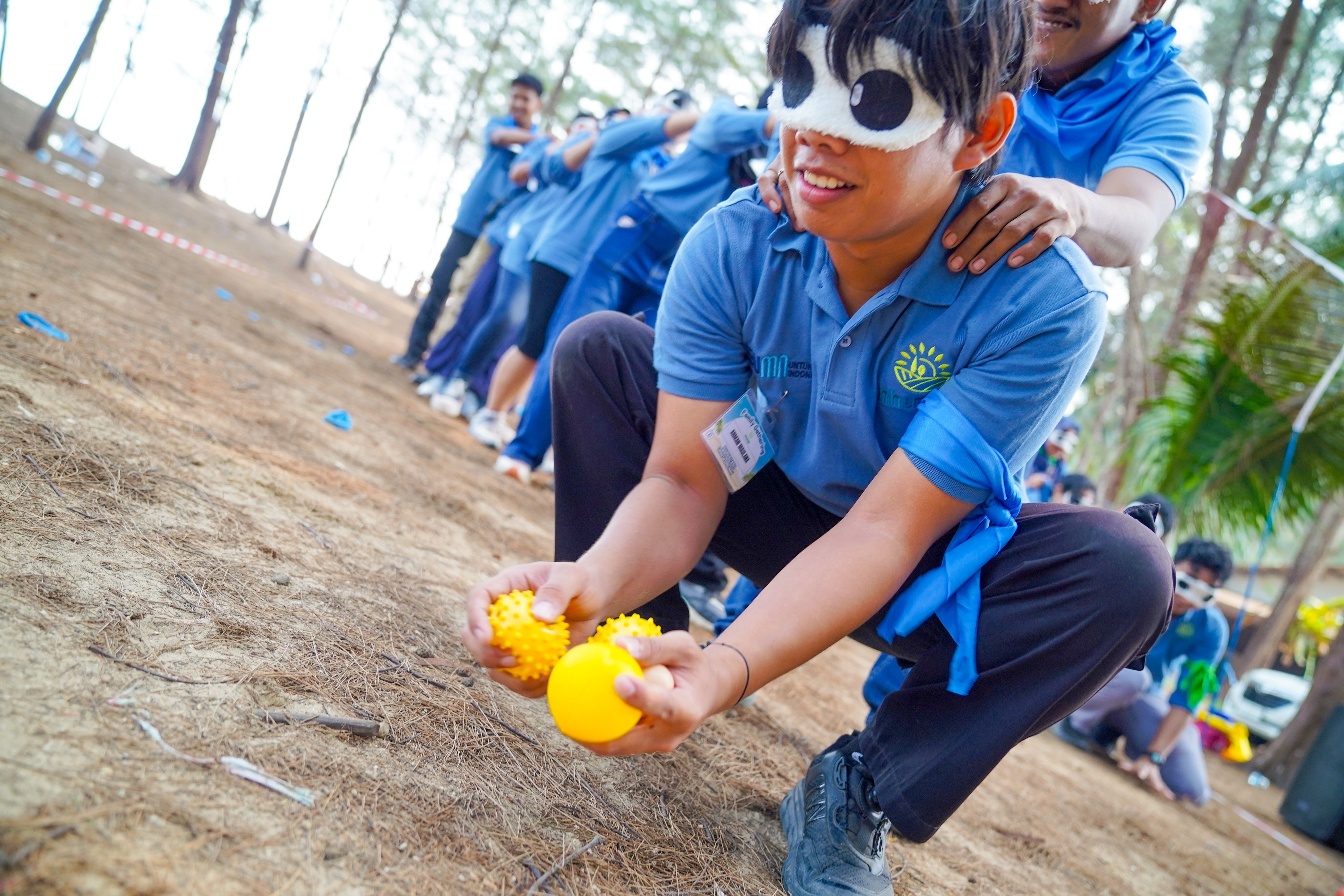 Dokumentasi kegiatan corporate gathering dan outbound training Jawsika di Samarinda, peserta karyawan mengikuti team building dengan antusias bersama fasilitator.