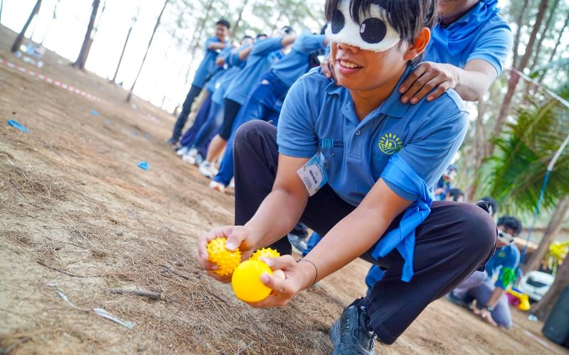 Dokumentasi kegiatan corporate gathering dan outbound training Jawsika di Samarinda, peserta karyawan mengikuti team building dengan antusias bersama fasilitator.