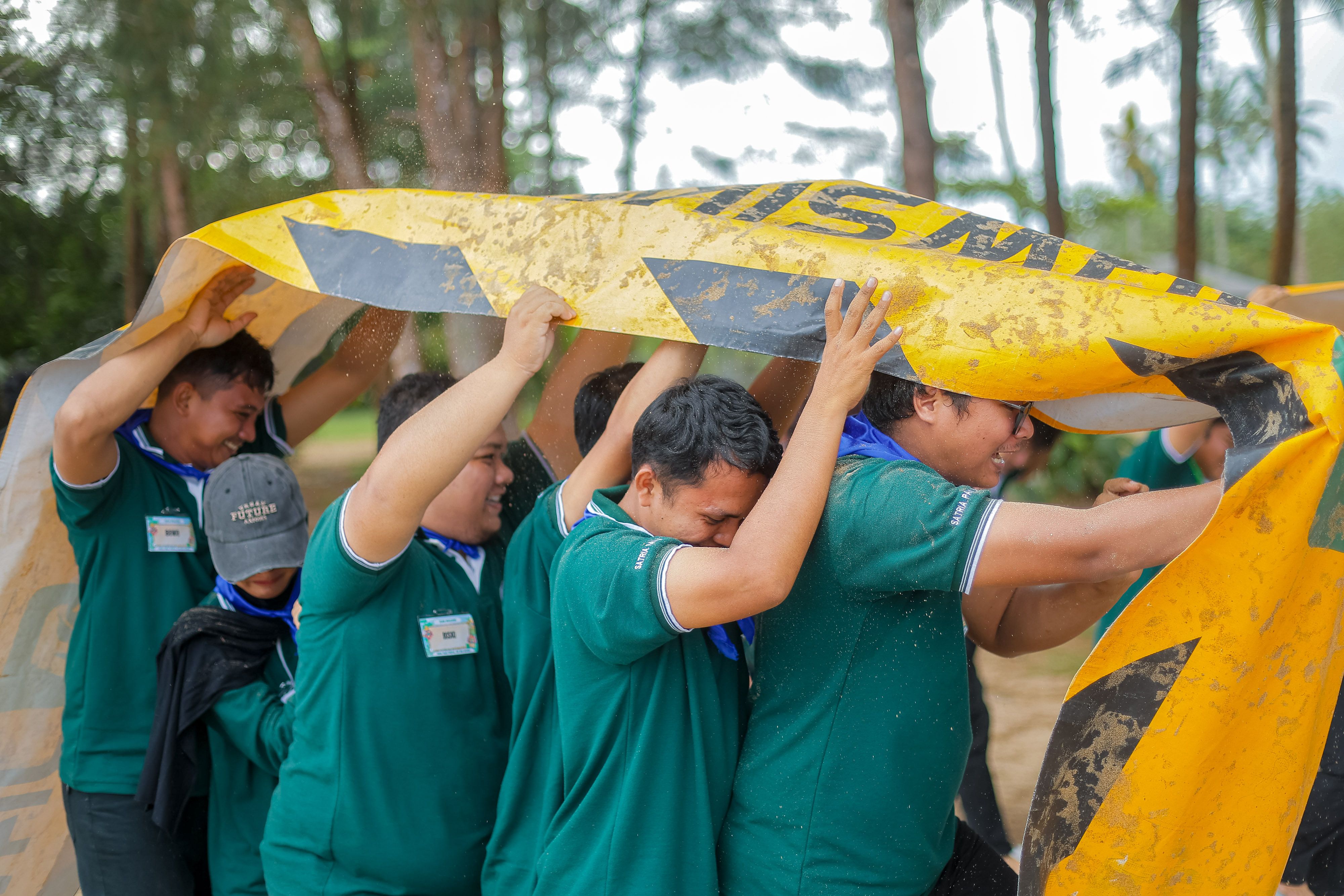 Dokumentasi kegiatan corporate gathering dan outbound training perusahaan bersama fasilitator Jawsika, memperlihatkan peserta karyawan mengikuti aktivitas team building yang seru dan penuh kekompakan