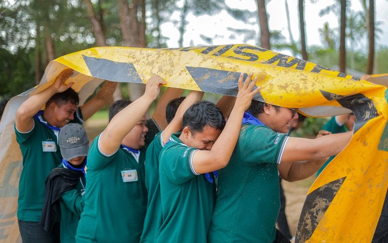 Dokumentasi kegiatan corporate gathering dan outbound training perusahaan bersama fasilitator Jawsika, memperlihatkan peserta karyawan mengikuti aktivitas team building yang seru dan penuh kekompakan