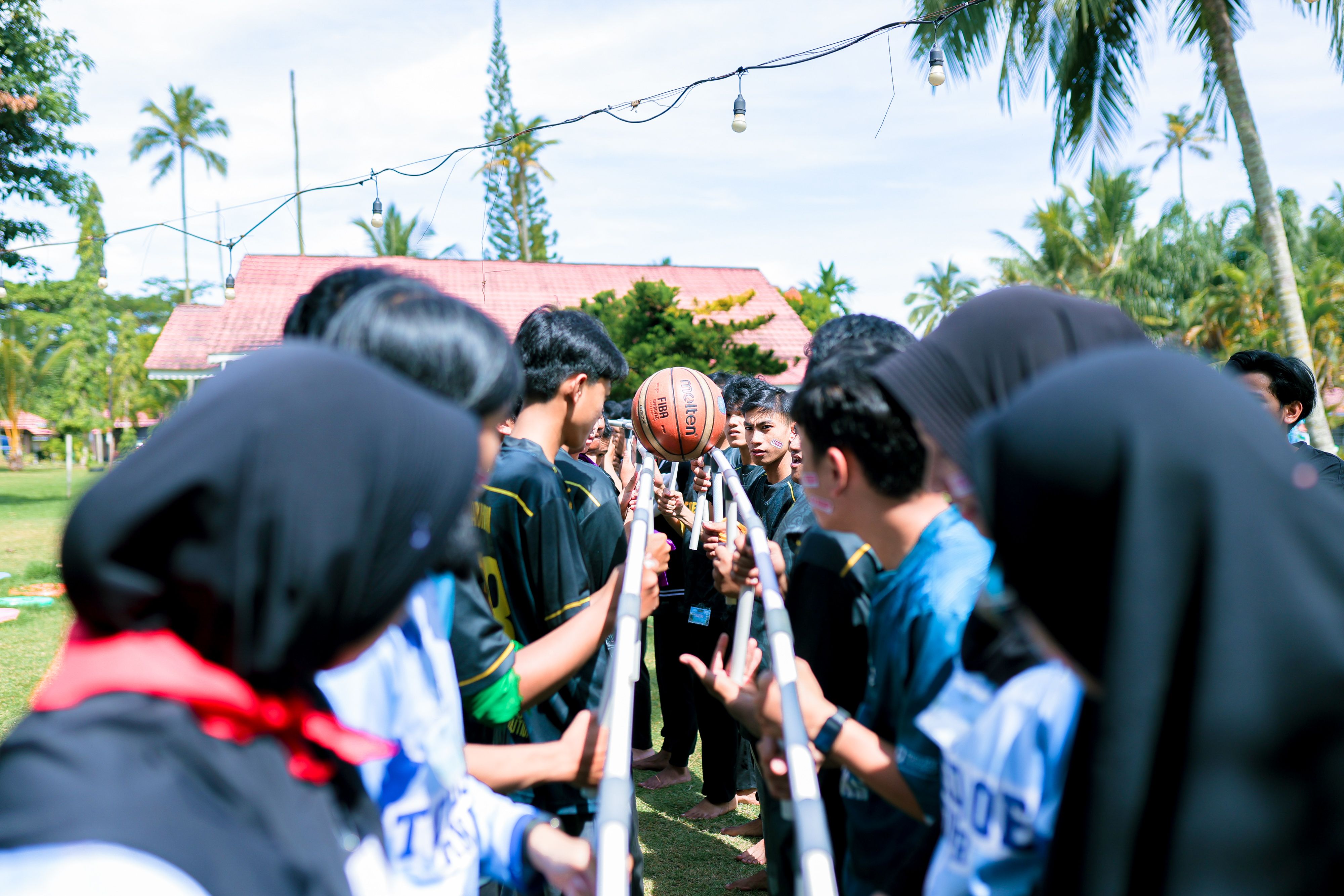 Dokumentasi kegiatan corporate gathering dan outbound training Jawsika, mulai dari proses loading barang hingga persiapan rundown acara agar berjalan lancar