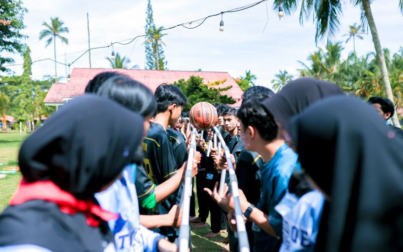 Dokumentasi kegiatan corporate gathering dan outbound training Jawsika, mulai dari proses loading barang hingga persiapan rundown acara agar berjalan lancar