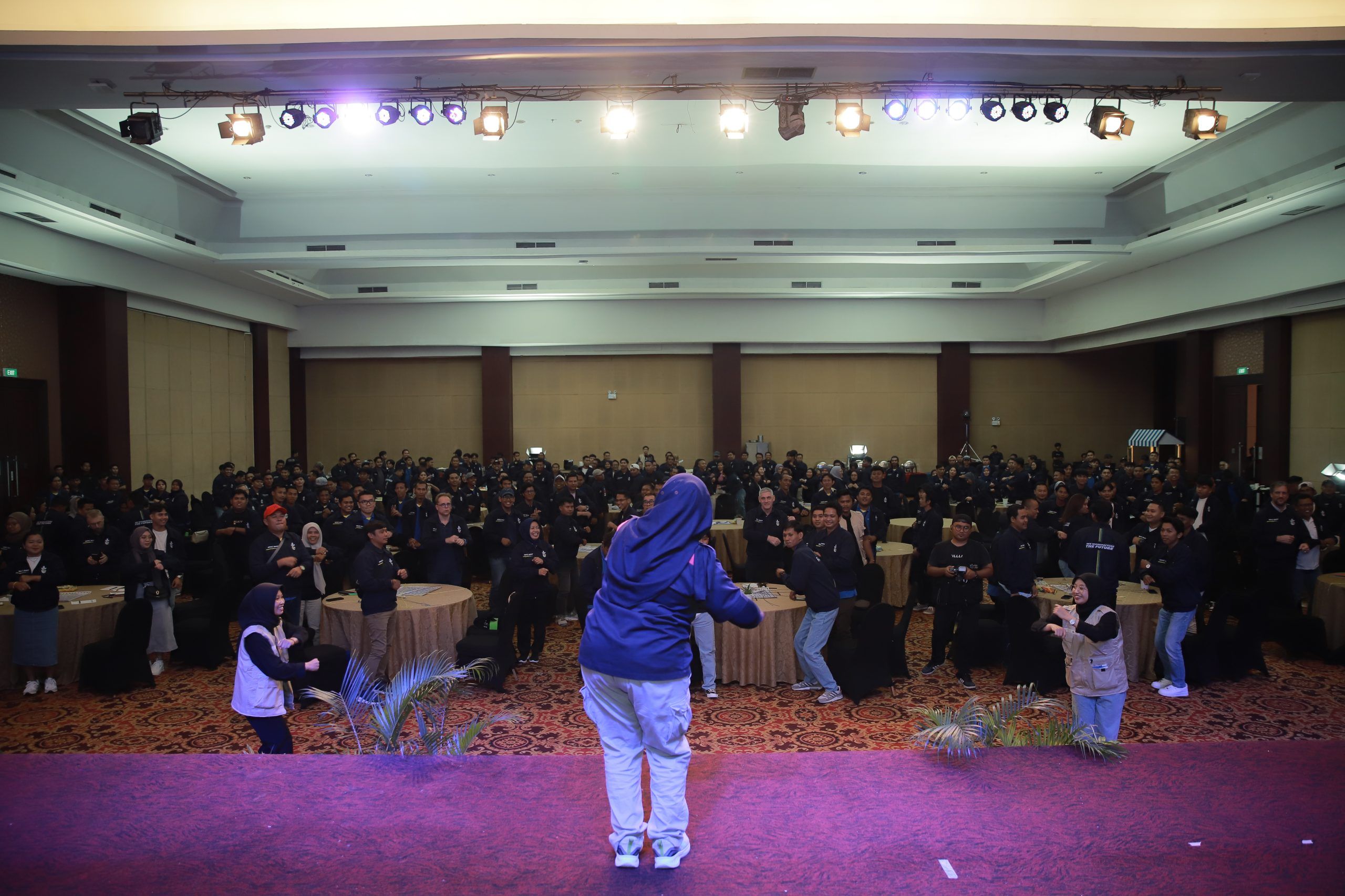 trainer memimpin gathering