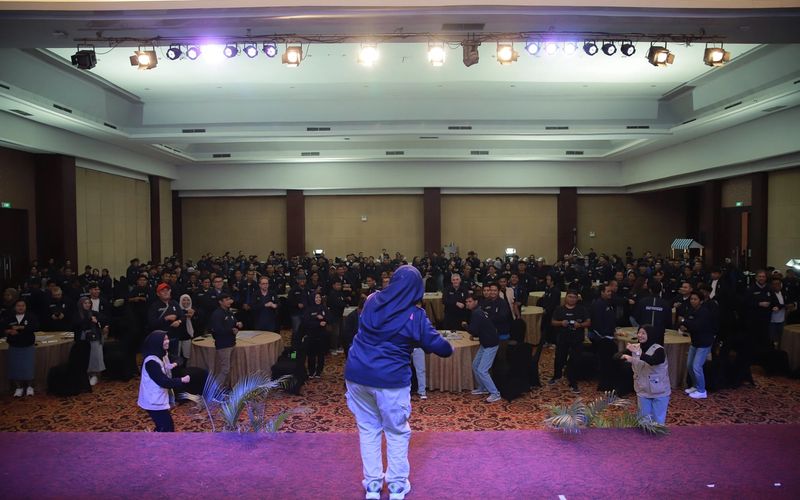 trainer memimpin gathering