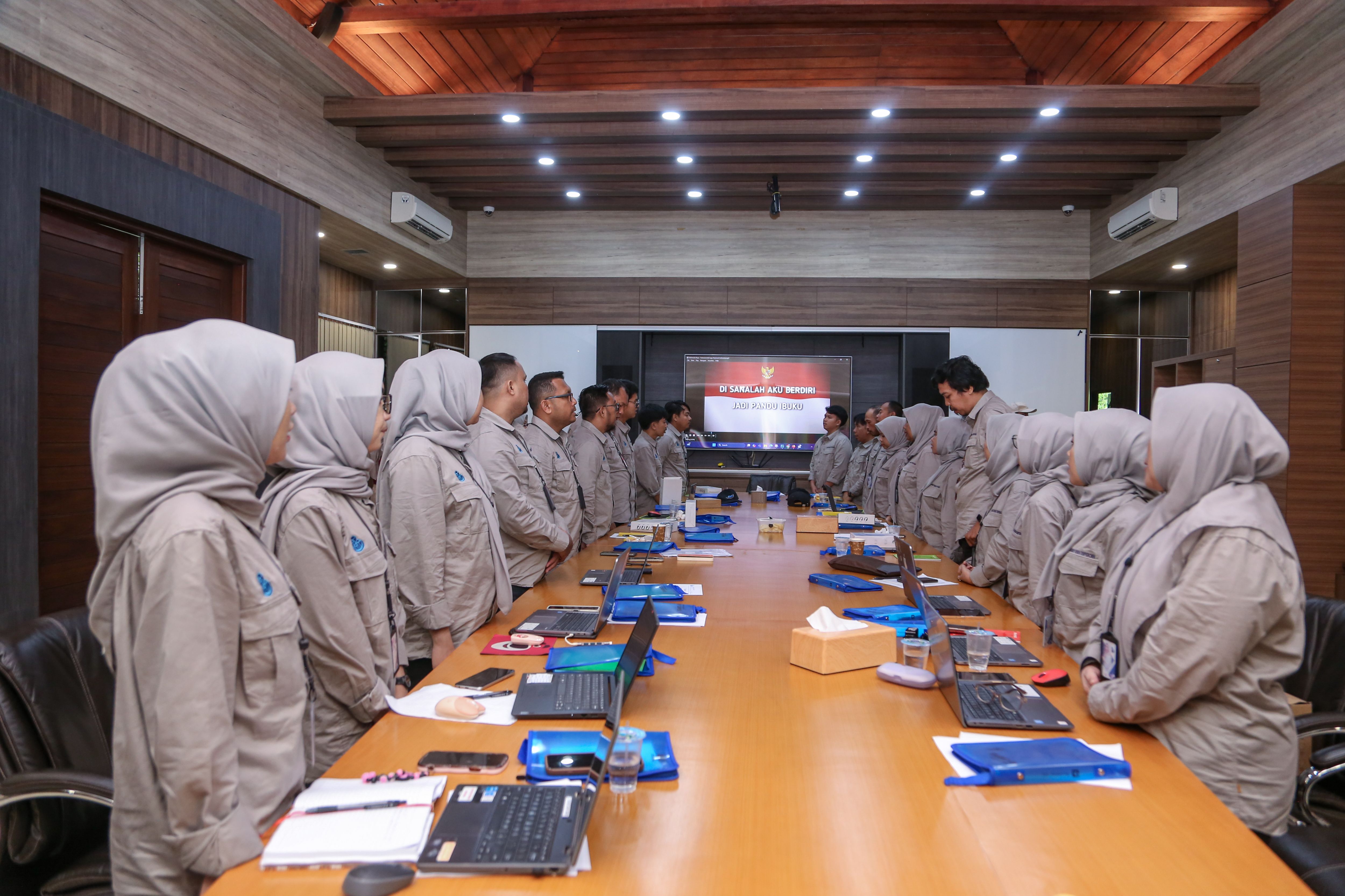Dokumentasi kegiatan corporate gathering dan outbound training Jawsika bersama peserta karyawan perusahaan dalam sesi Internal Meeting