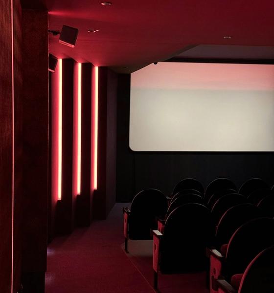 Kinosaal mit roter Beleuchtung vor der Premiere