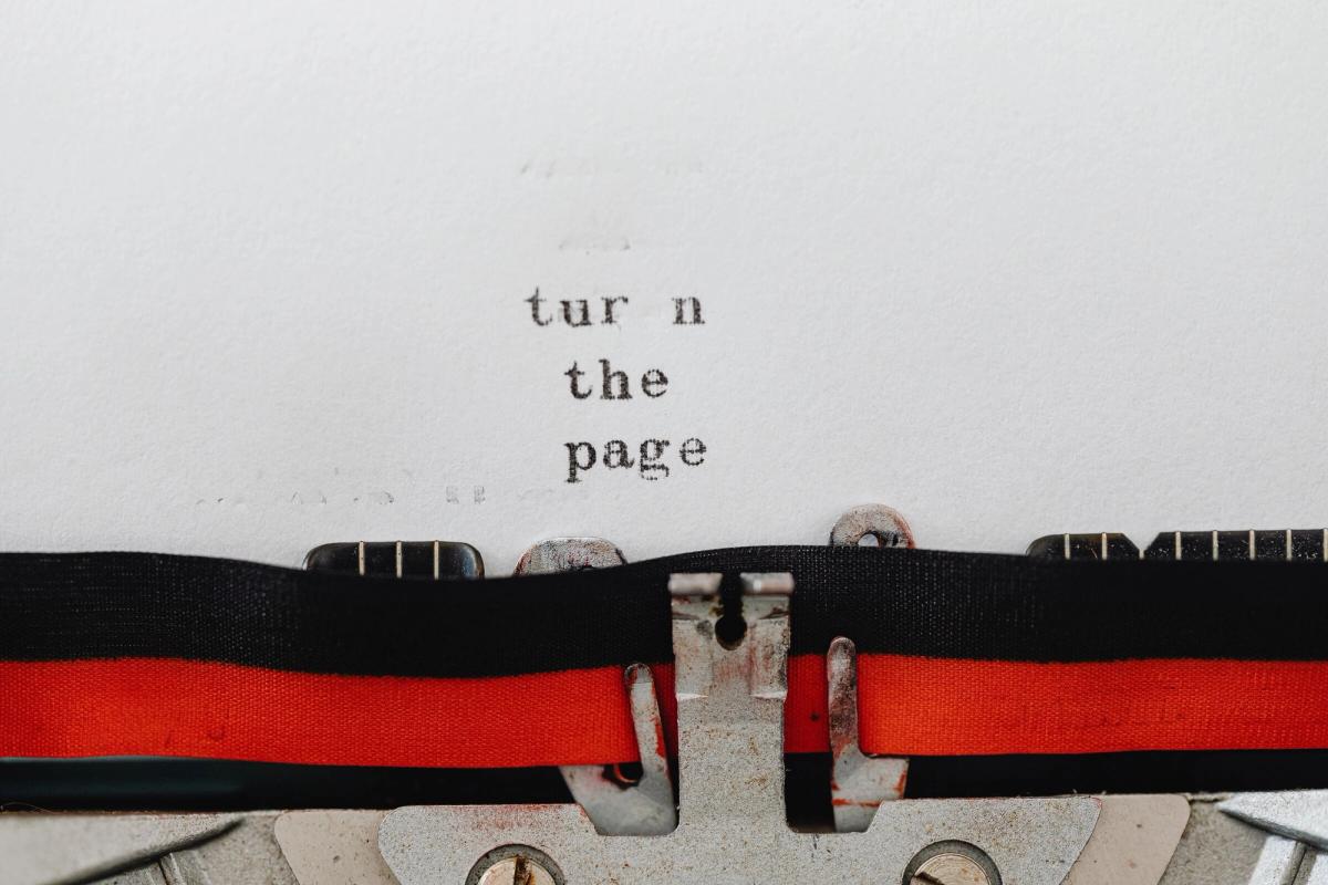Schreibmaschine mit dem Text „turn the page“