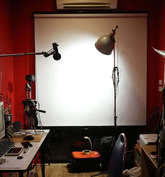 Studio mit Schnittplatz, Leinwand und Licht