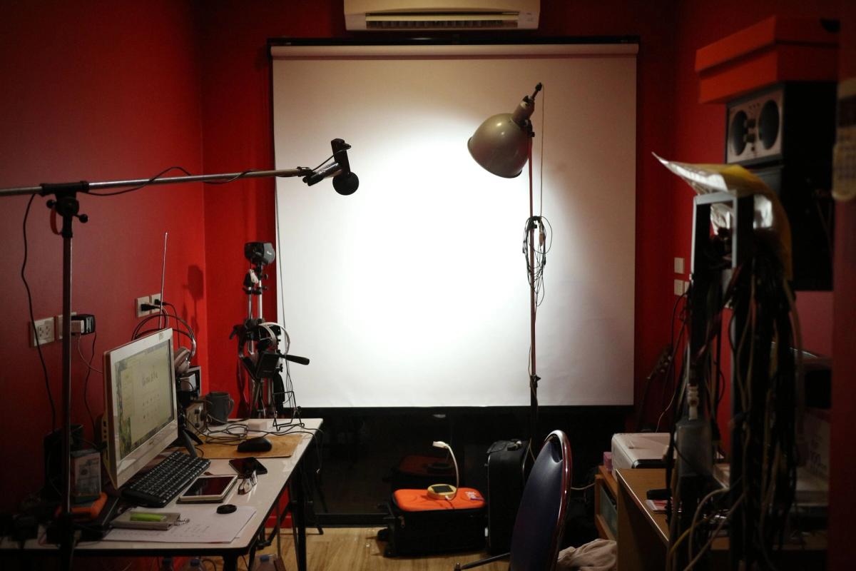 Studio mit Schnittplatz, Leinwand und Licht