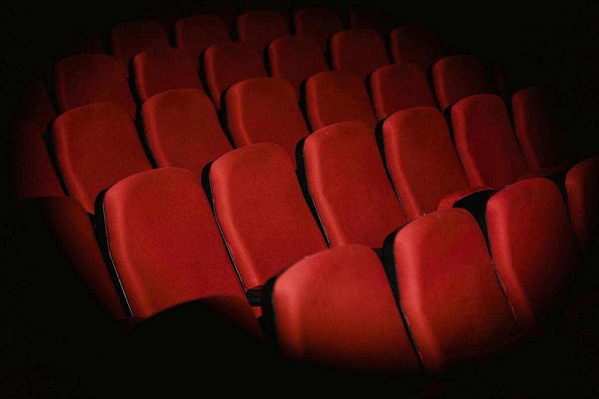 Standbild Kurzfilm „Zwischenraum“: leere Kinosessel