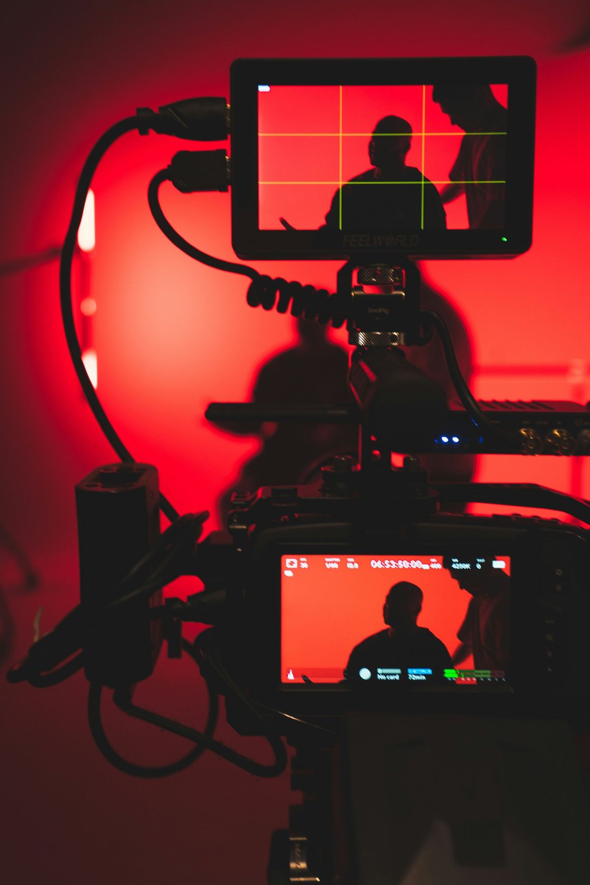 Standbild Kurzfilm „Nachtschicht“: Kamera mit Monitor in rotem Licht