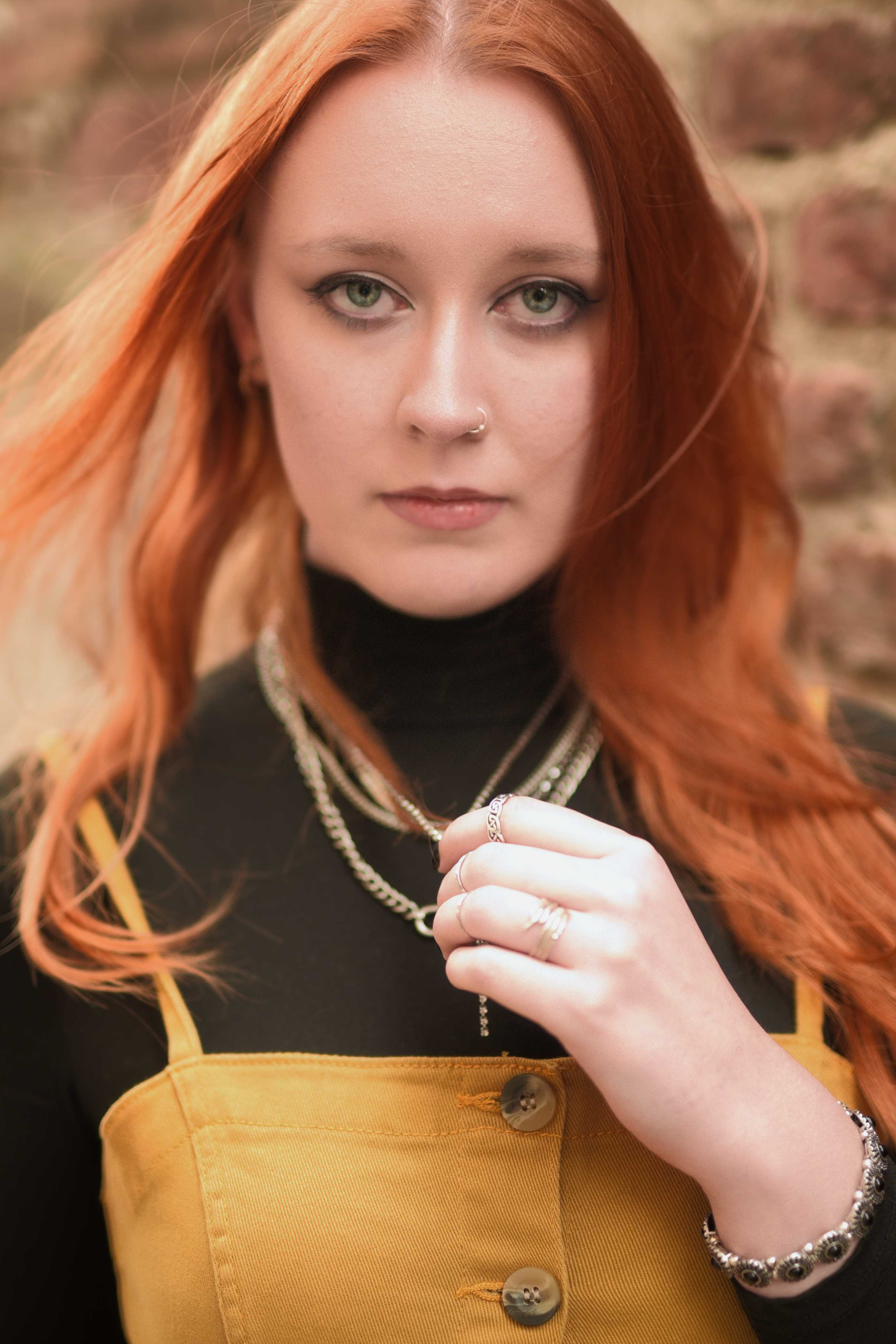Portrait mit Hut vor rotem Licht