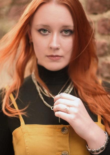 Portrait mit Hut vor rotem Licht