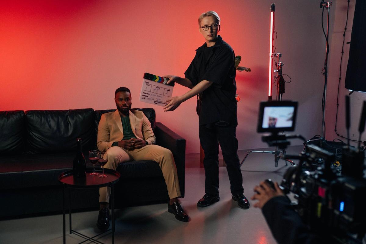 Dreharbeiten am Set mit Filmklappe