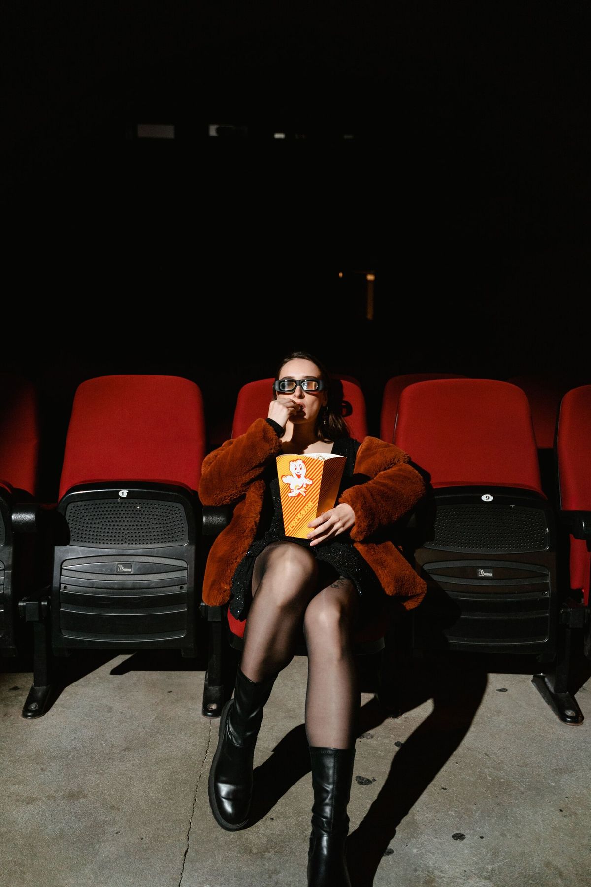 Zuschauerin mit Popcorn im Kino