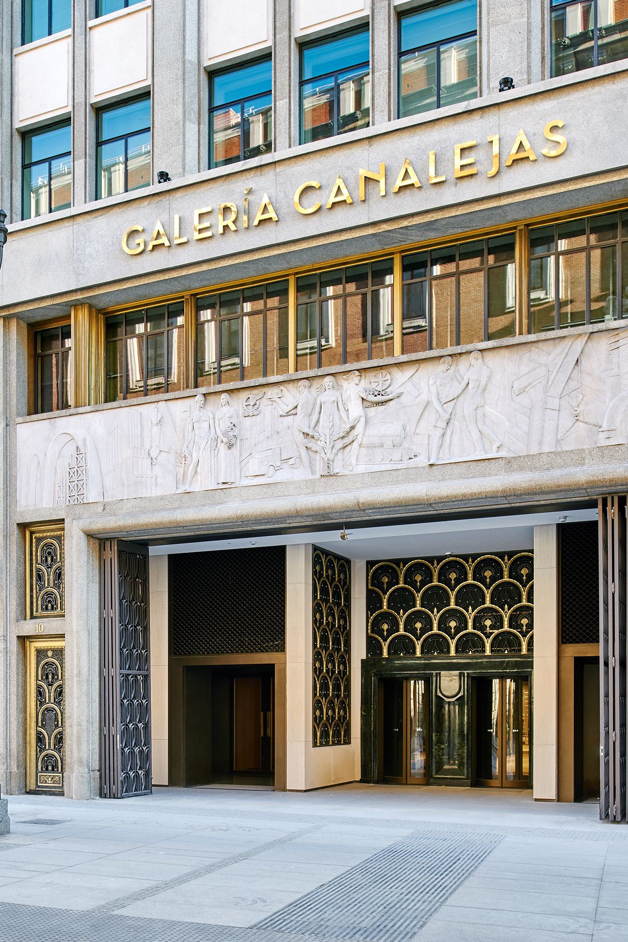Galería Canalejas hosts the most exclusive pieces of Louis Vuitton