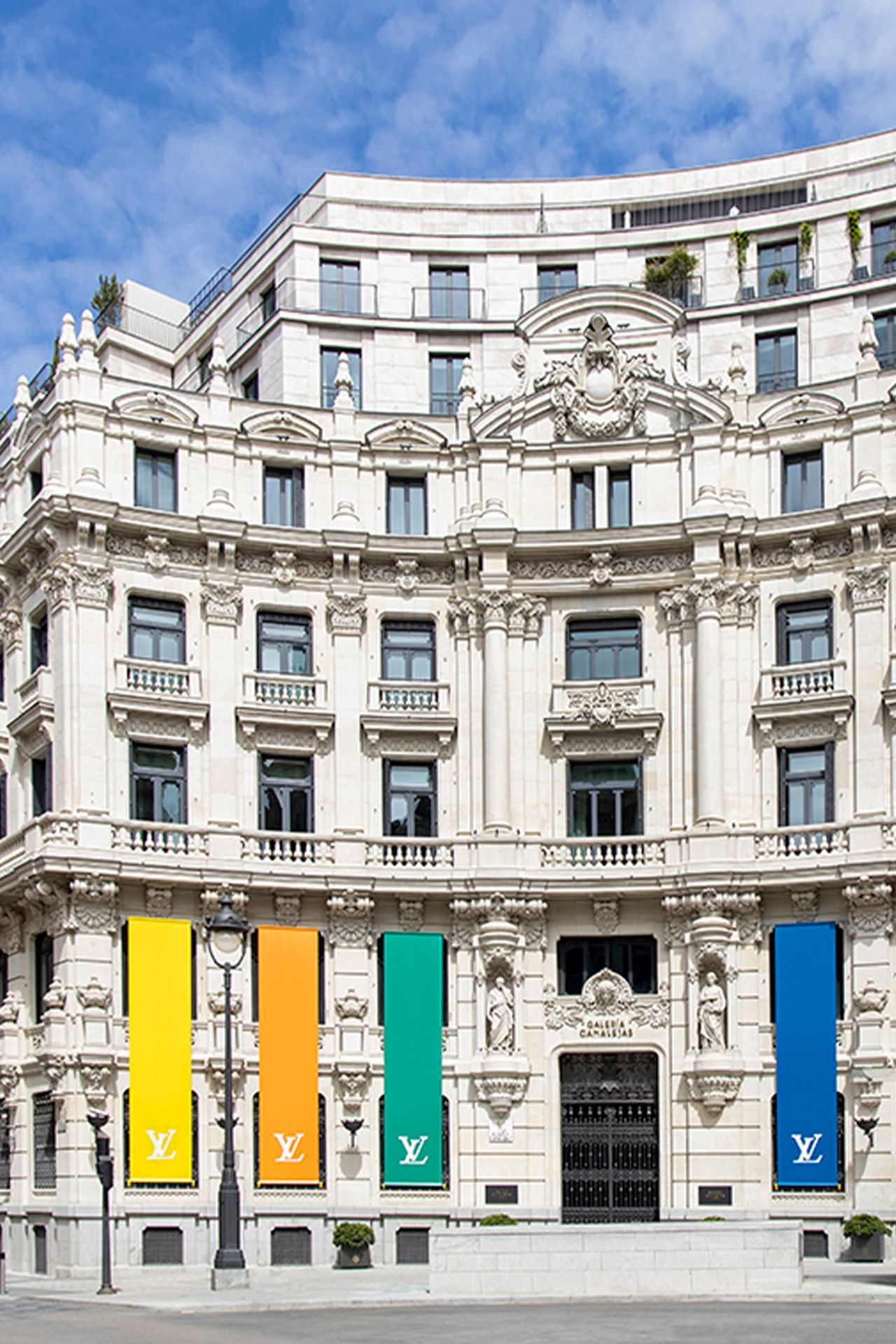 Louis Vuitton se refuerza en España y abre en Galería Canalejas su quinta  tienda en el país