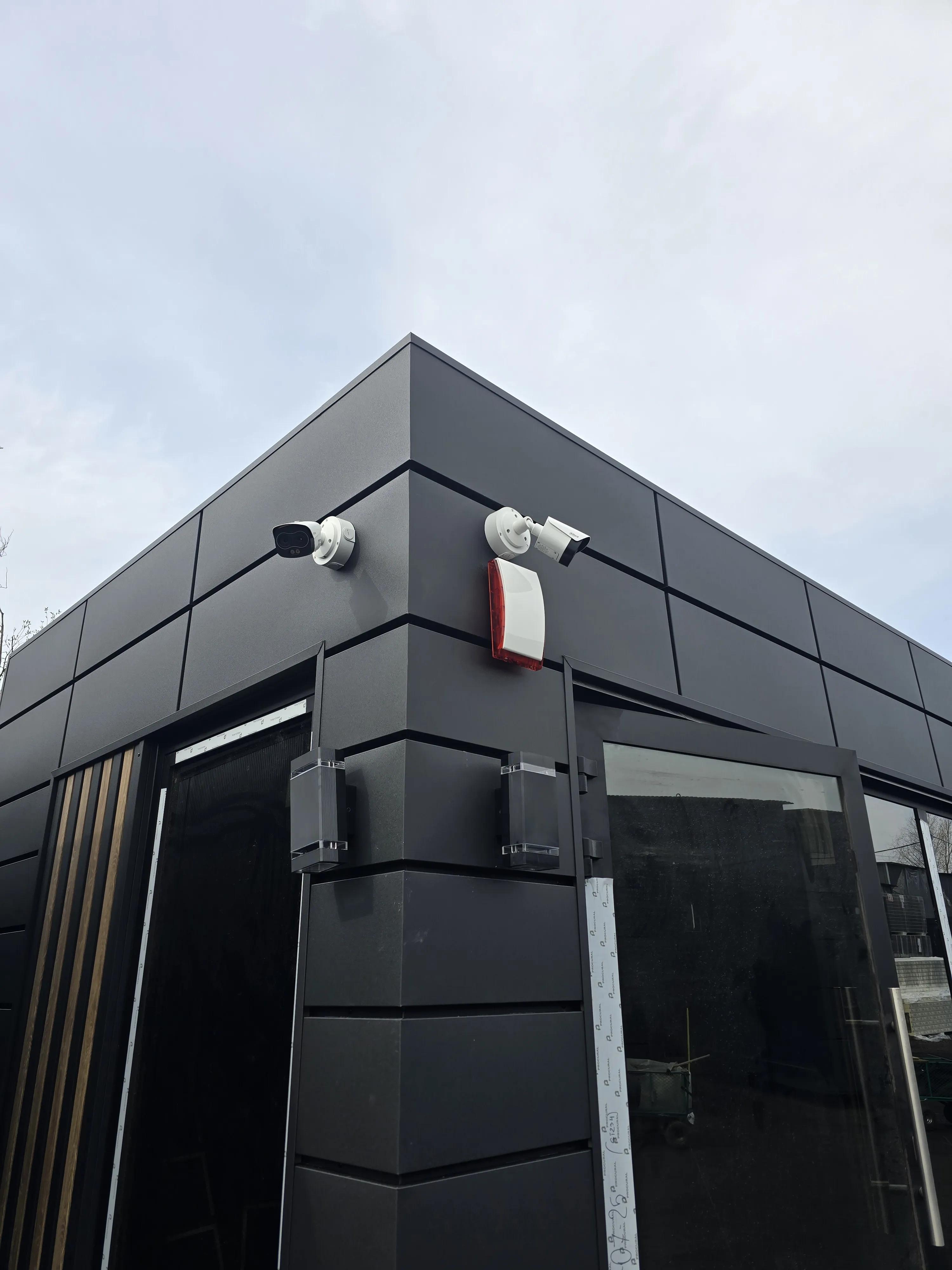 Kamera monitoringu CCTV zamontowana na elewacji budynku
