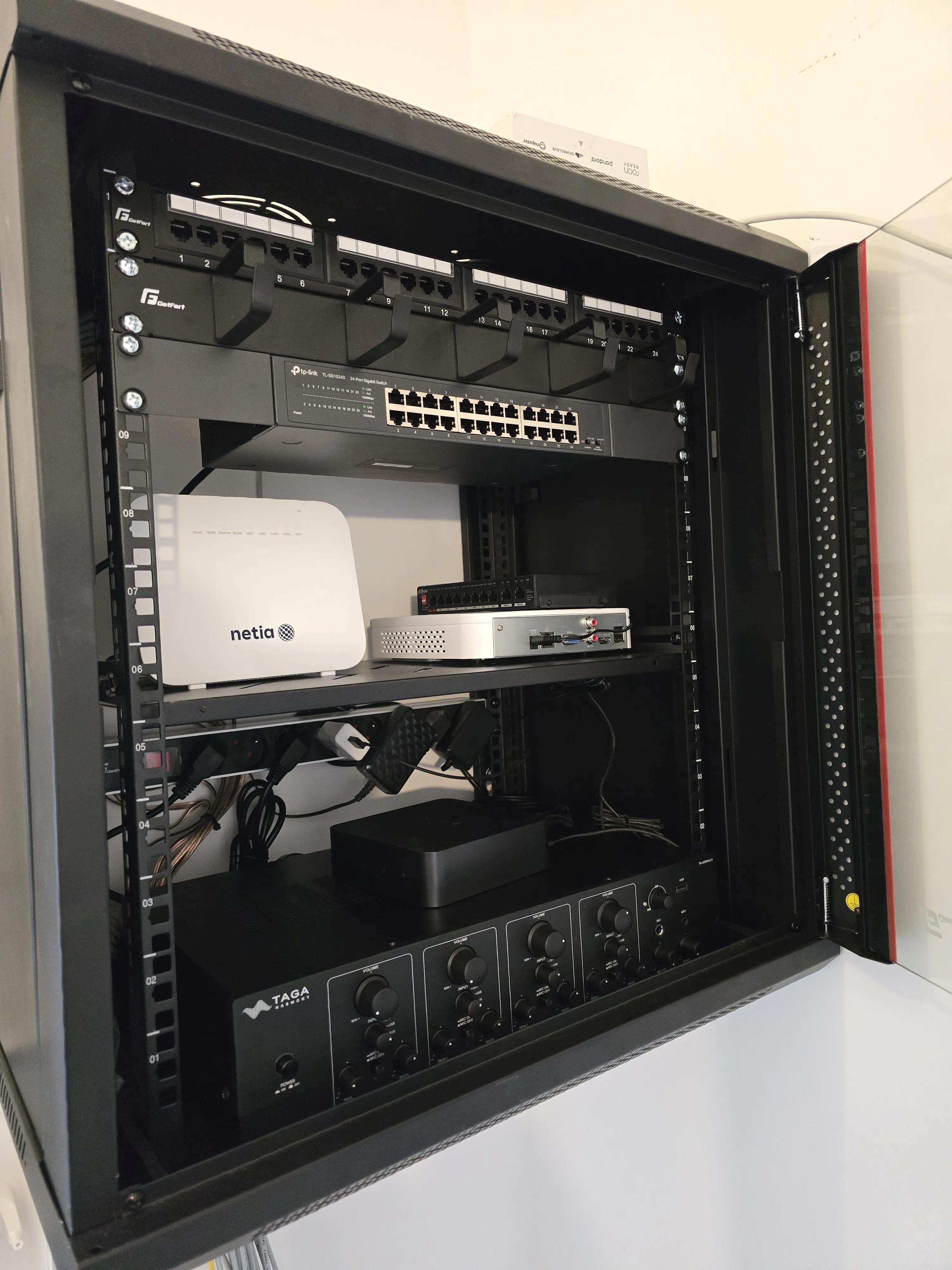 Szafa RACK z okablowaniem strukturalnym LAN
