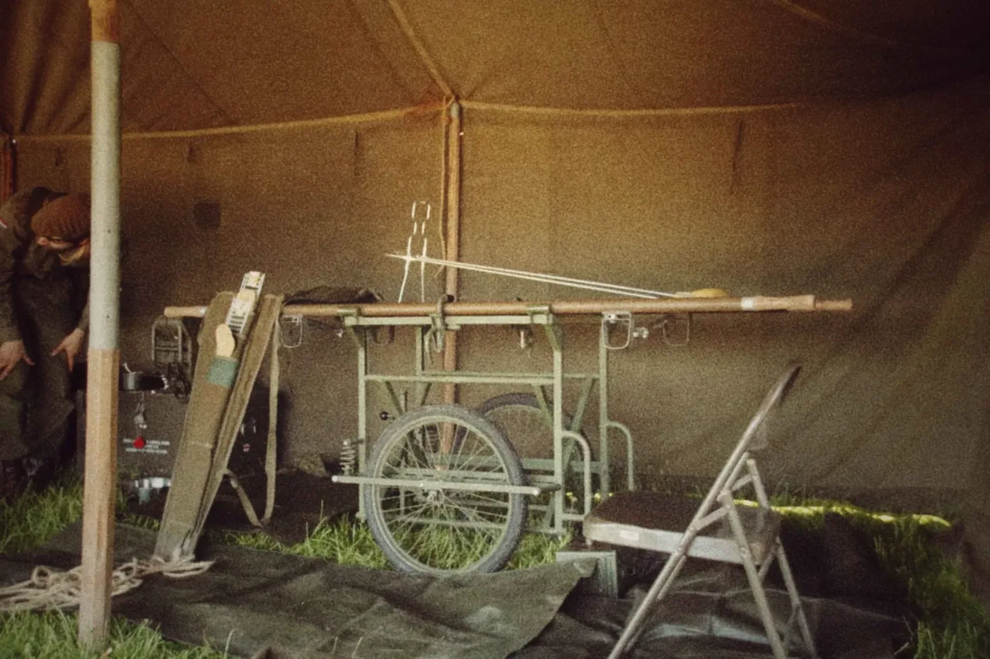Historische uitrusting in een veldtent