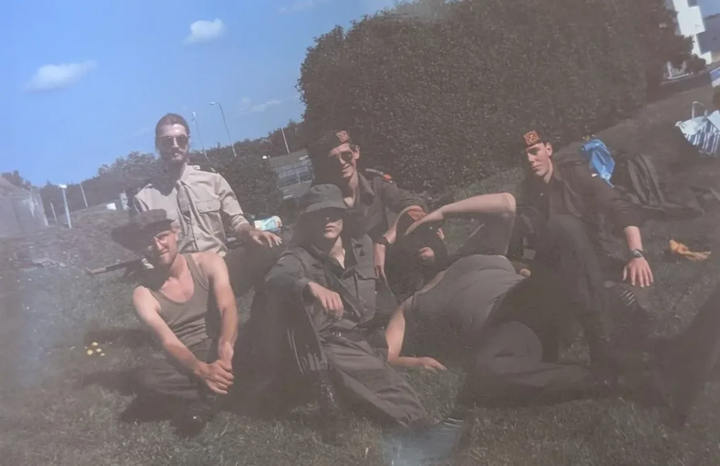 Samen bij de voertuigen