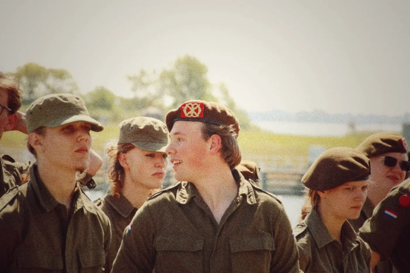 Groepsleden in historische uniformen tijdens een re-enactmentbijeenkomst