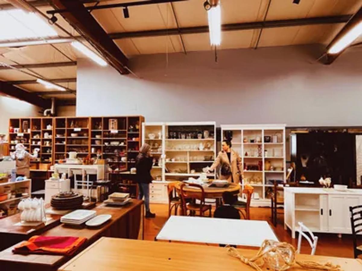 L'intérieur de la boutique solidaire