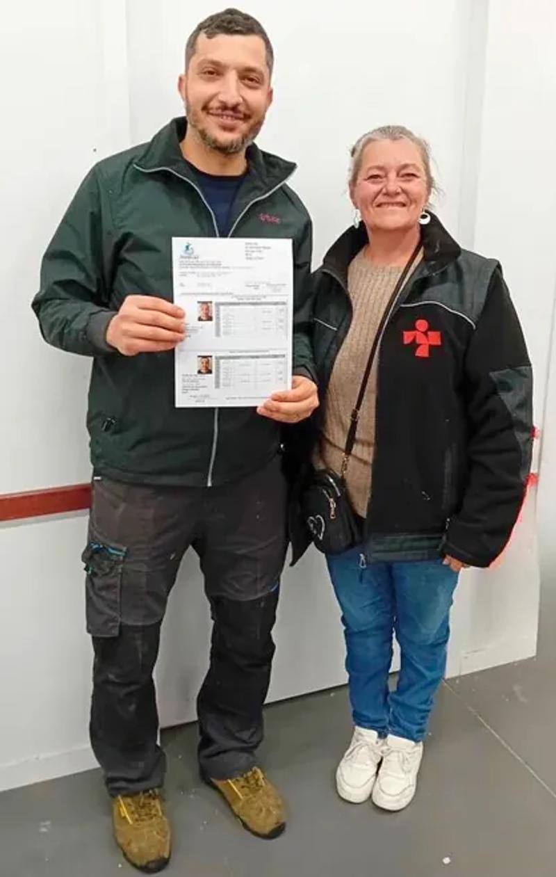 Muhammad, salarié en parcours chez Vif!, avec son encadrante, tenant son attestation de formation