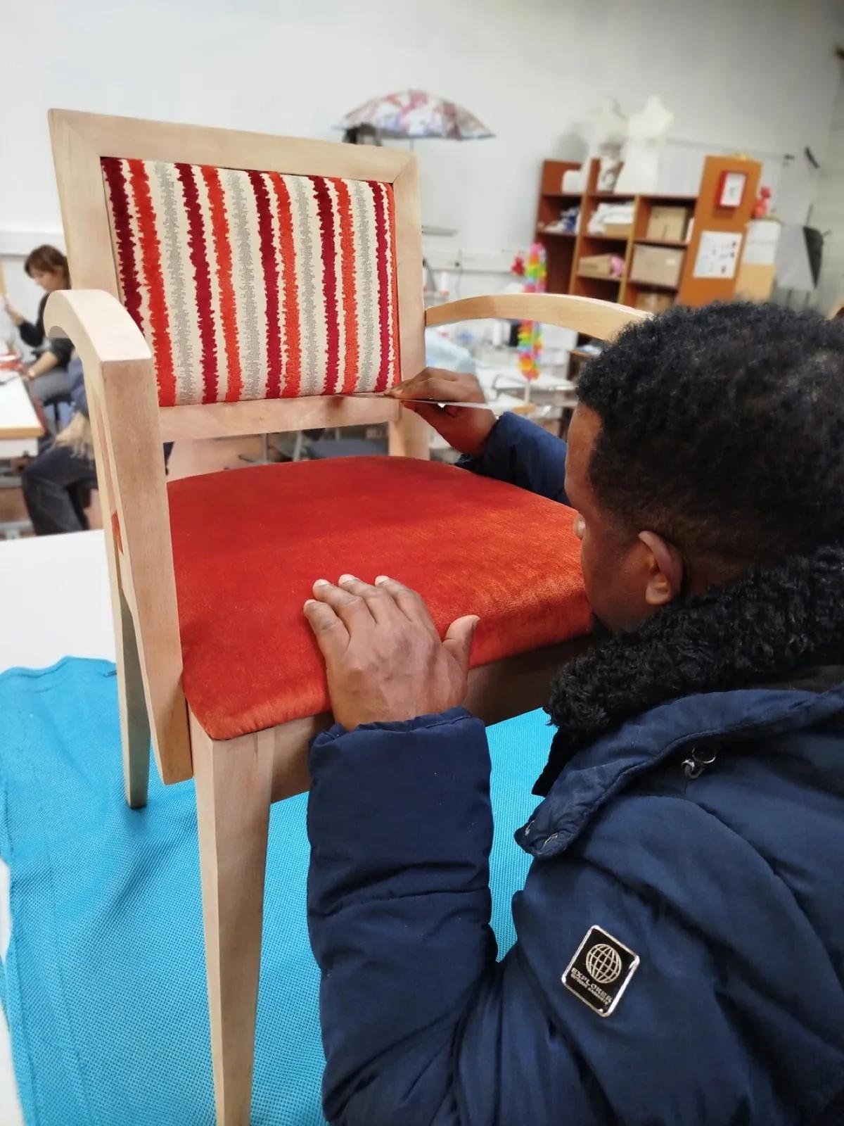 Réfection d'un fauteuil à l'atelier