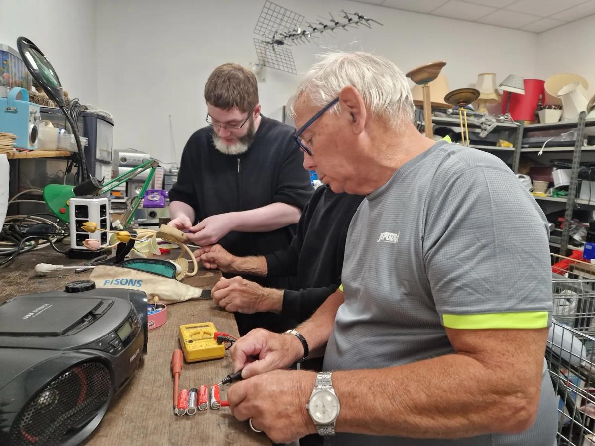 Atelier DEEE : test et réparation électronique