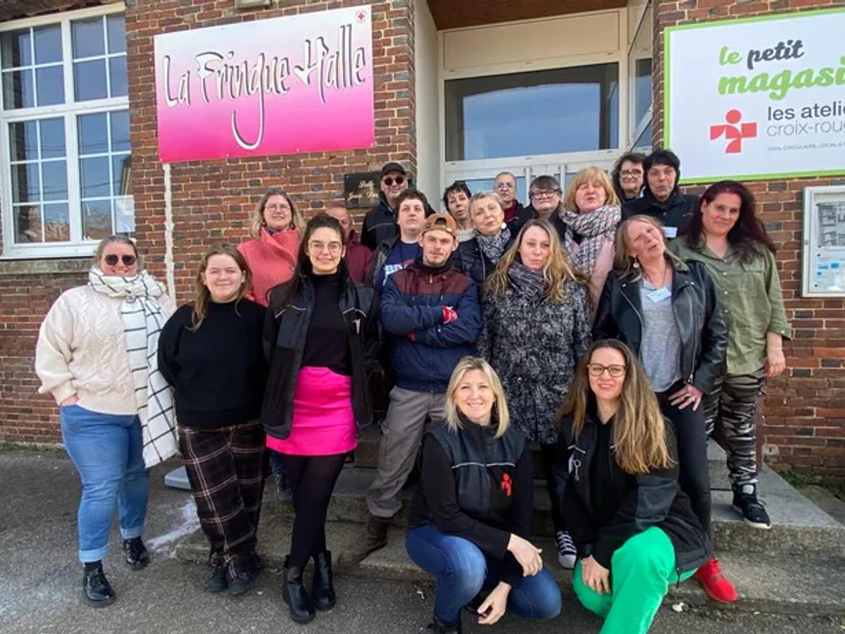 L'équipe devant la boutique Le Petit Magasin